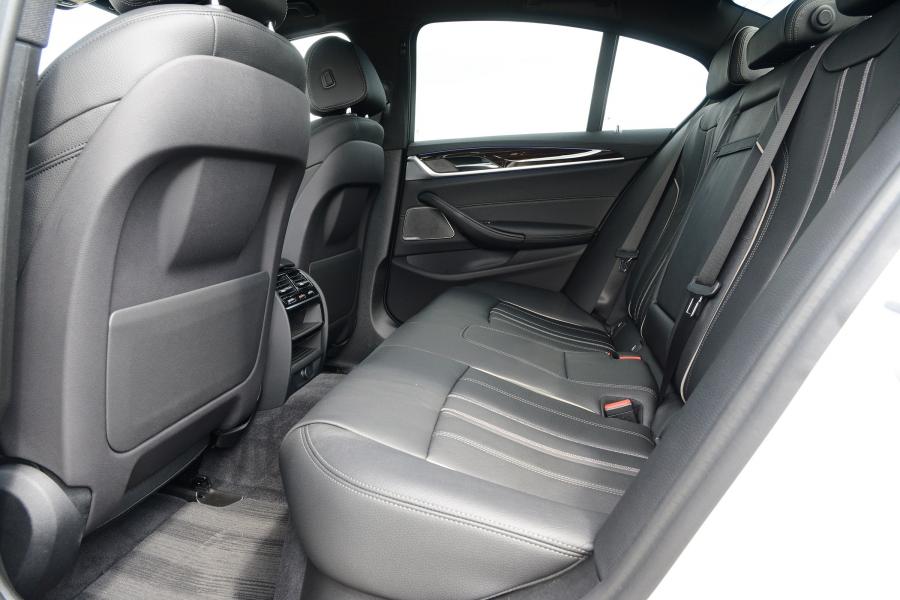 Интерьер BMW 530e M Sport (G30) 2017 года  (UK) (фото 7 из 40)